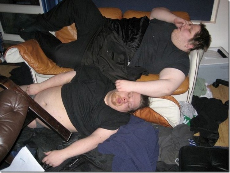 Пьяные спящие мальчики