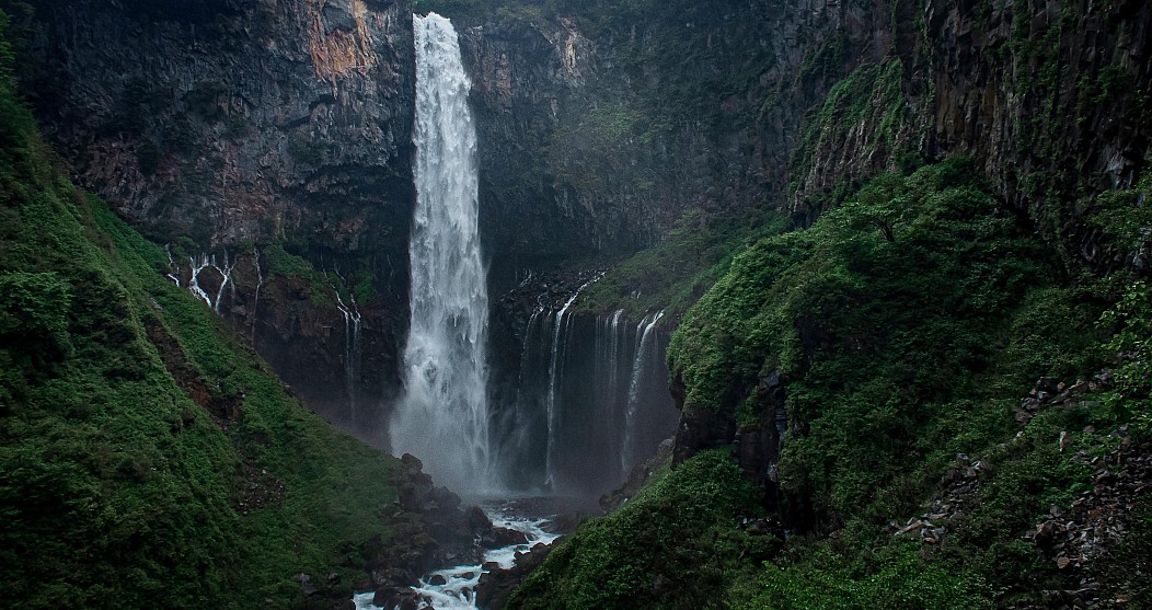 Падающие водопады. Окрестности водопад - Кэгон.. Самых красивых в Японии водопадов — Кэгон.. Водопад Кэгон картинки. Водопад падающий в море фото.